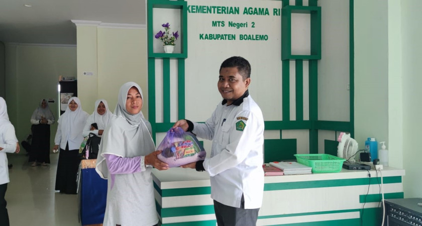 Raih Keberkahan Ramadhan, MTsN 2 Boalemo Bagikan Paket Sembako dan Tabungan Ramadhan