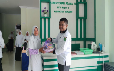Raih Keberkahan Ramadhan, MTsN 2 Boalemo Bagikan Paket Sembako dan Tabungan Ramadhan